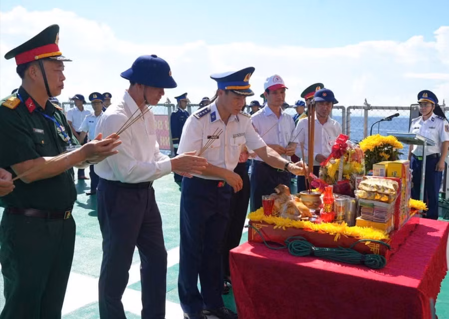 dai-bieu-cac-doan-cong-tac-thap-huong-tuong-niem-cac-anh-hung-liet-si-tau-khong-so-tai-diem-c43b.jpg