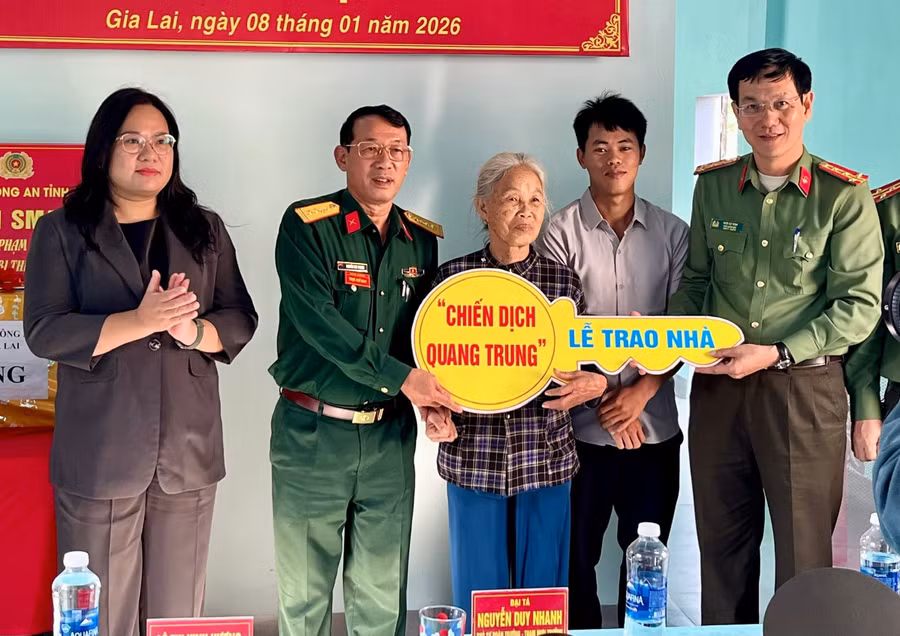 ban-giao-nha-cho-ho-dan-bi-sap-do-bao-so-13-tai-xa-tuy-phuoc.jpg