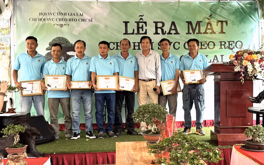 lanh-dao-chi-hoi-trao-giay-khen-cho-cac-thanh-vien-co-thanh-tich-xuat-sac-trong-hoat-dong-hoi.jpg