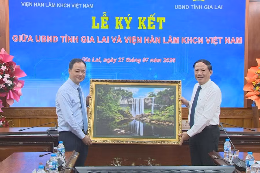 trao-qua-luu-niem.jpg