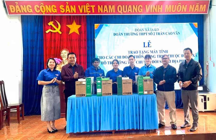 doan-truong-thpt-so-2-tran-cao-van-trao-tang-4-bo-may-tinh-cho-cac-chi-doan-cua-doan-xa-ia-ko.jpg