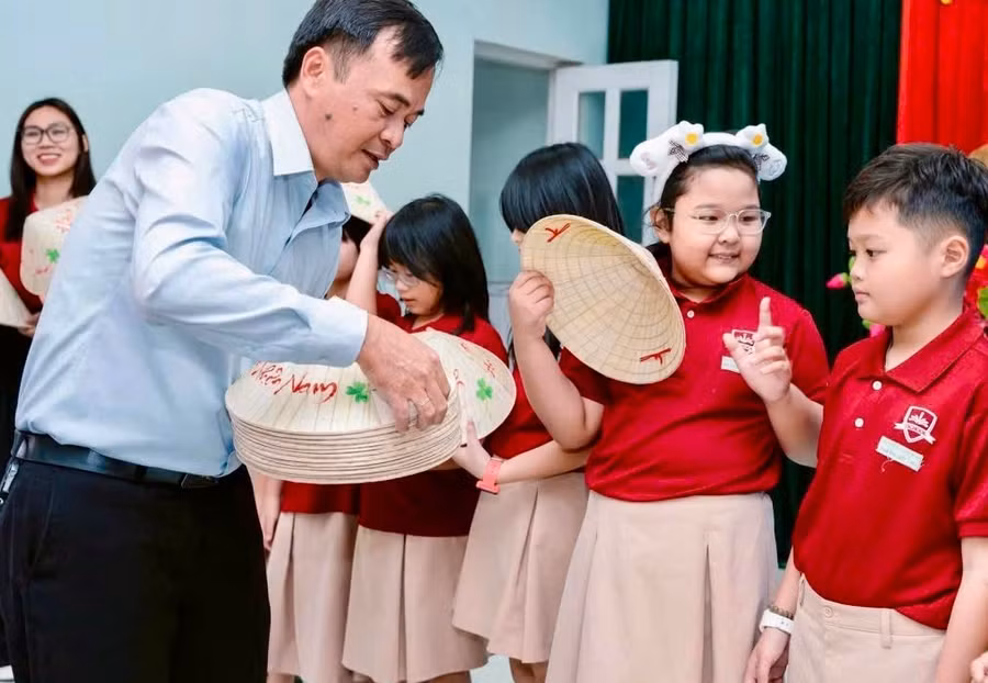 hoc-sinh-truong-ischool-tang-qua-cho-tre-em-co-hoan-canh-kho-khan-2-9434.png