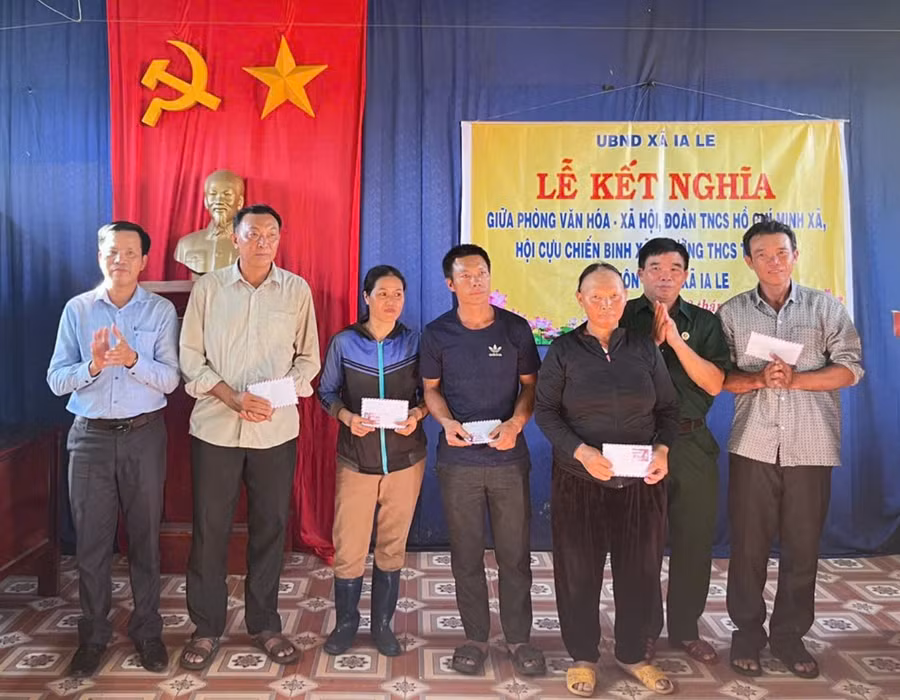 lanh-dao-phong-van-hoa-xa-hoi-xa-ia-le-tang-qua-cho-ho-ngheo-thon-ia-jol.jpg
