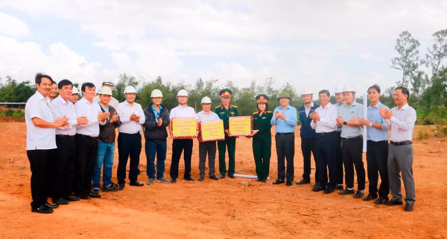 chu-tich-ubnd-tinh-tang-qua-tet-cac-don-vi-thi-cong-du-an-tp1-du-an-duong-bo-cao-toc-quy-nhon-pleiku-anh-1.jpg
