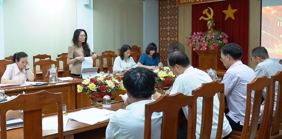 ban-giam-khao.jpg