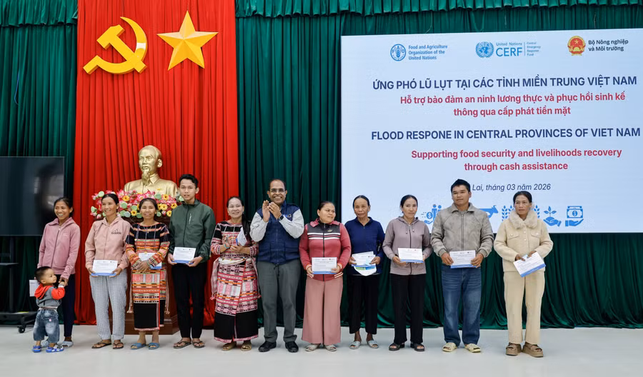 ong-vinod-ahuja-giua-tang-qua-cho-nguoi-dan-bi-anh-huong-thien-tai-anh-dvcc.jpg