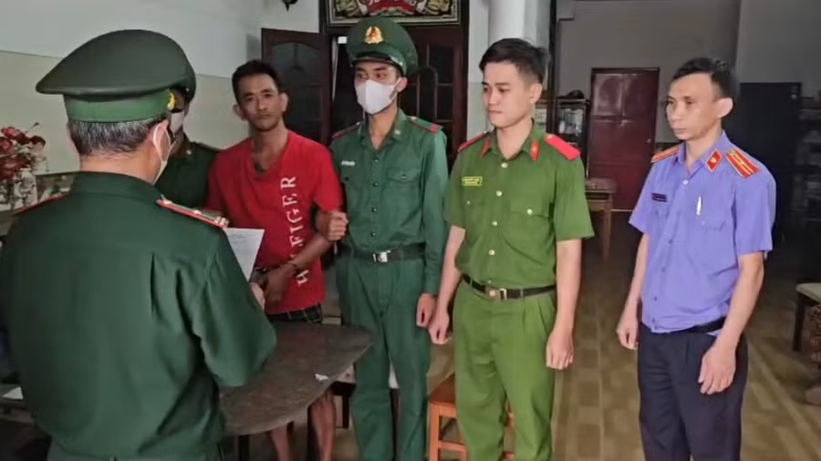 bat-2-doi-tuong-tang-tru-10-goi-ma-tuy.jpg