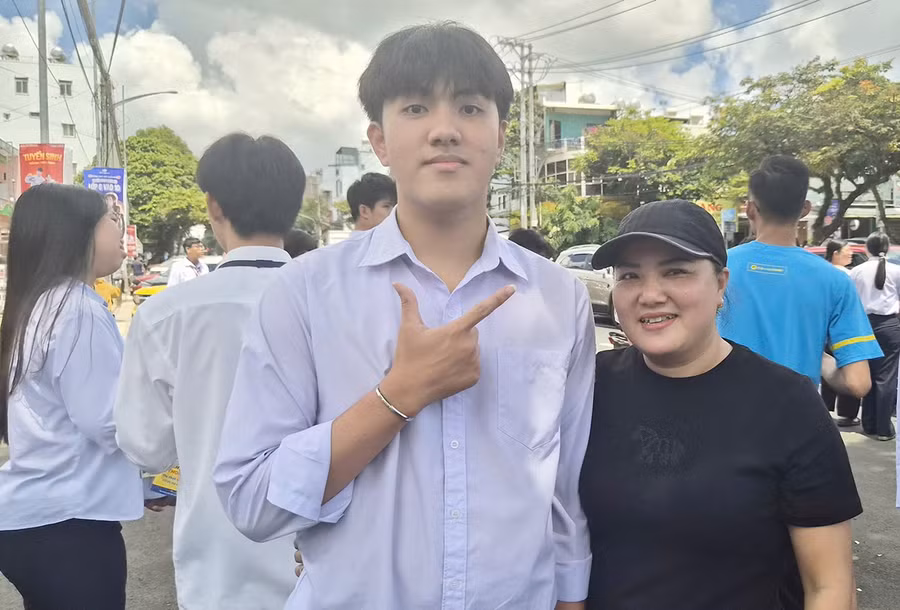 em-nguyen-hoang-nam-duoc-me-don-tai-diem-thi-truong-thpt-so-2-phan-boi-chau.jpg