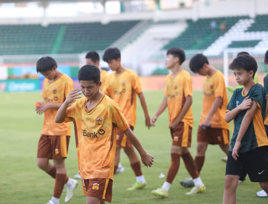nhieu-cau-thu-u14-lpbank-hagl-khong-kim-duoc-nuoc-mat-khi-bi-loai-nghiet-nga-anh-van-ngoc.jpg
