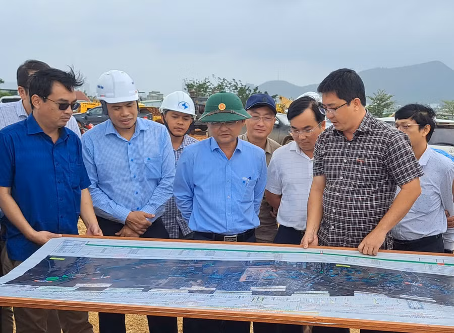 pct-ubnd-tinh-nguyen-tu-cong-hoang-kiem-tra-du-an-tuyen-duong-ven-bien-doan-cat-tien-diem-van-va-ql1d-den-ql19-moi-anh-trung-nghia.jpg