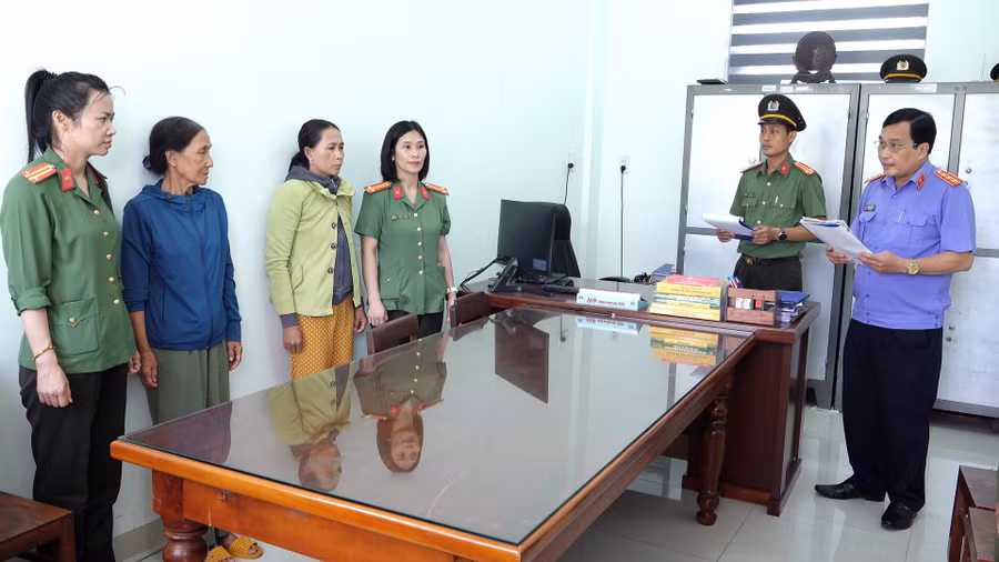 vien-kiem-sat-nhan-dan-tinh-cong-bo-quyet-dinh-phe-chuan-quyet-dinh-khoi-to-bi-can-doi-voi-nguyen-thi-bieu-ao-khoac-xanh-va-pham-thi-diem-ao-khac-vang.jpg