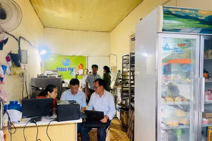 Đoàn kiểm tra yêu cầu hộ kinh doanh Hoàng Phát khắc phục các tồn tại về điều kiện vệ sinh.