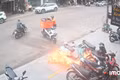 Đối tượng điều khiển xe máy rời khỏi hiện trường ngay sau khi ném bom xăng tự chế. Ảnh chụp từ clip