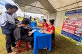 Đại diện hệ thống đào tạo ngôn ngữ và cung ứng nguồn nhân lực Quốc tế Power Plus Education tư vấn du học cho đoàn viên xã Ia Băng. Ảnh: Đinh Yến
