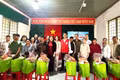 Trao 100 suất quà cho hộ nghèo, cận nghèo xã Chư Prông. Ảnh: Quốc Linh