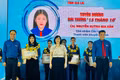 Chị Nguyễn Huỳnh Gia Hân (thứ 2 từ trái sang) được Hội LHTN Việt Nam tỉnh Gia Lai trao tặng giải thưởng “15 tháng 10”. Ảnh: M.N