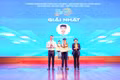 Em Nguyễn Tiến Anh (ở giữa) đạt giải nhất Hội thi Tin học trẻ toàn quốc lần thứ XXXII - 2026. Ảnh: NVCC