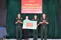 Lãnh đạo Sư đoàn 2 tặng quà cho gia đình Trung úy Vương Thanh Cương.