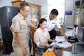 Thuế tỉnh hướng dẫn cơ sở kinh doanh xăng dầu xuất và lưu hóa đơn sau mỗi lần xuất bán xăng dầu. Ảnh: Tiến Sỹ