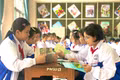 Các em học sinh đọc sách tự chọn tại buổi ngoại khóa. Ảnh: Lam Nguyên