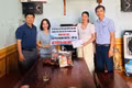 Đại diện Trường Phổ thông Nội trú Tiểu học và Trung học cơ sở Ia Dom trao tiền hỗ trợ gia đình em Lưu Thị Khánh Huyền. Ảnh: ĐVCC