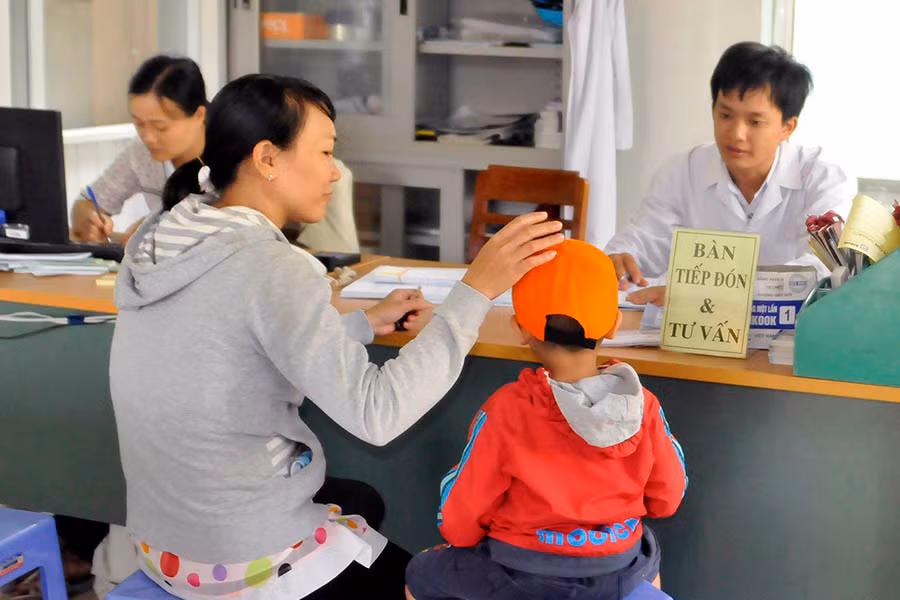 Hướng dẫn và tư vấn trước khi tiêm vắc xin cho trẻ. Ảnh: N.L