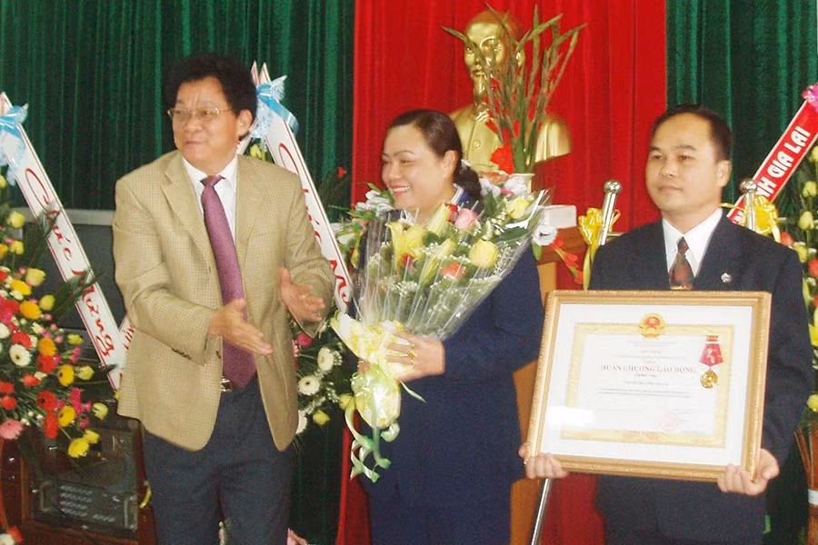  Đón nhận Huân chương Lao động hạng nhất.