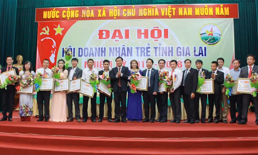 Tặng bằng khen của Ủy ban Trung ương Hội LHTN Việt Nam cho 17 cá nhân tiêu biểu của Hội Doanh nhân trẻ tỉnh Gia Lai. Ảnh: Đỗ Hằng