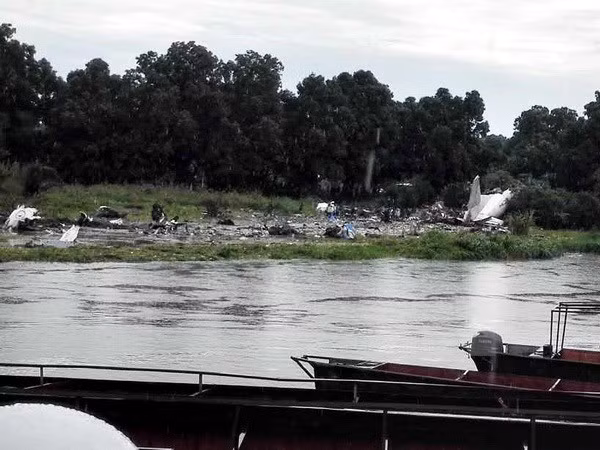 Xác máy bay gặp nạn bên bờ sông Nile, gần sân bay ở Juba.