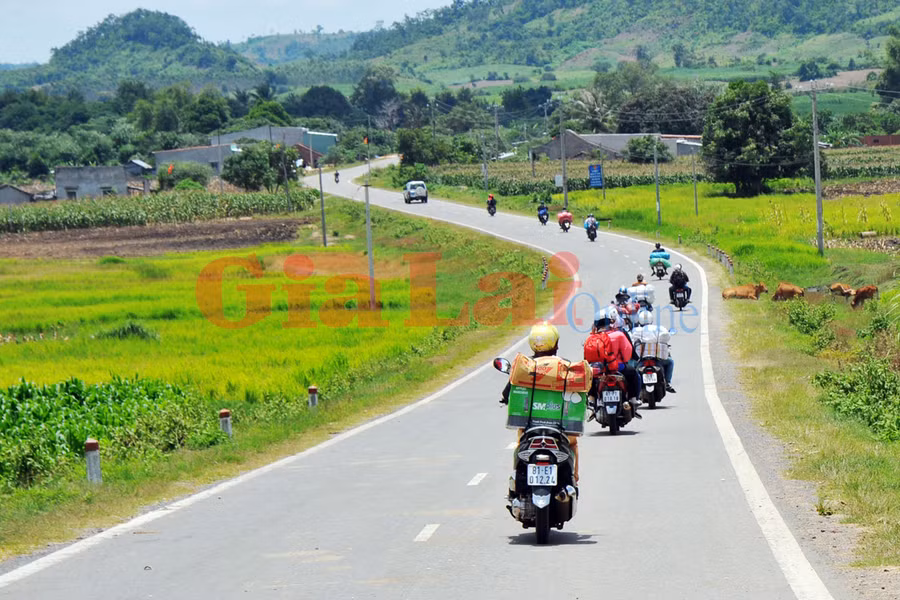 Về Kông Chro qua đường Đông Trường Sơn. Ảnh: Nguyễn Giác Về Kông Chro qua đường Đông Trường Sơn. Ảnh: Nguyễn Giác