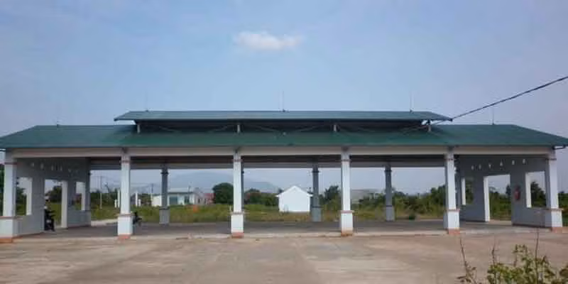 Khu chợ phiên được xây dựng khang trang để 14 dân tộc anh em trên địa bàn xã có thể tụ họp trao đổi, buôn bán vào các ngày 1, 2 và ngày 14, 15 hàng tháng. Ảnh: Trần Dung