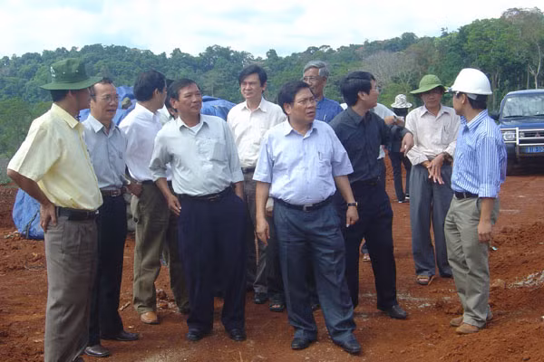 Bí thư Tỉnh ủy Hà Sơn Nhin kiểm tra tình hình cơ sở tại huyện Kbang. Ảnh: B.H 