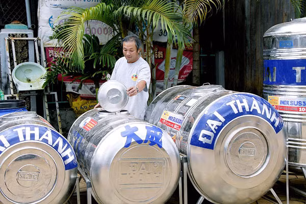 Hàng Việt được bày bán rất nhiều. 