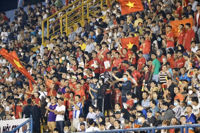 Khán giả tràn ngập khán đài A, B cổ vũ cho U19 Việt Nam