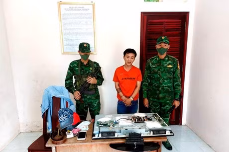 Huỳnh Công Nhựt Hóa cùng số ma túy lực lượng Biên phòng thu giữ được. Ảnh nguồn PLO