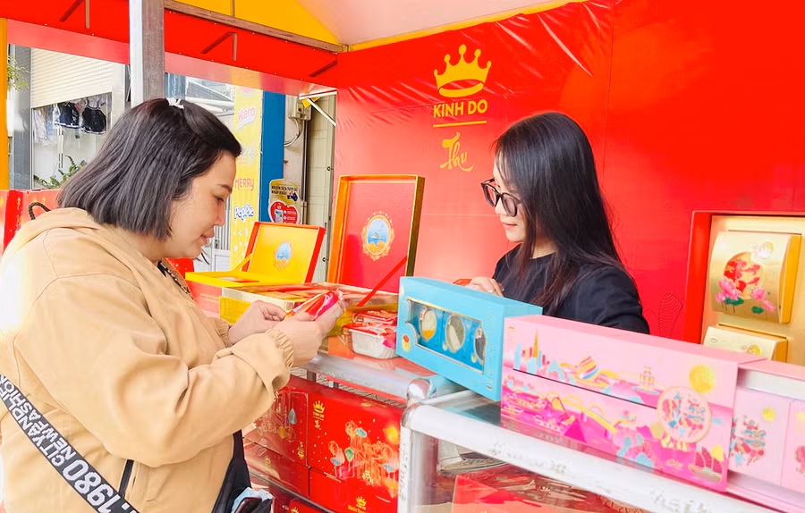  Hãng Kinh Đô đưa bánh Trung thu ra thị trường khá sớm nhằm đáp ứng nhu cầu của người tiêu dùng. Ảnh: Vũ Thảo