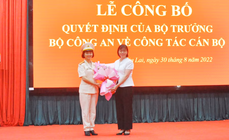 Phó Chủ tịch UBND tỉnh Nguyễn Thị Thanh Lịch tặng hoa chúc mừng Trung tá Ksor H'Bơ Khắp-Phó giám đốc Công an tỉnh. . Ảnh: R'Ô HOK