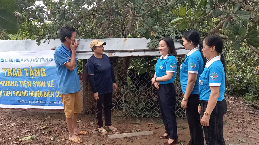  Hội LHPN tỉnh hỗ trợ sinh kế cho gia đình hội viên Trần Thị Én, thôn Đức Hưng, xã Ia Nan, huyện Đức Cơ. Ảnh: Thanh Tịnh