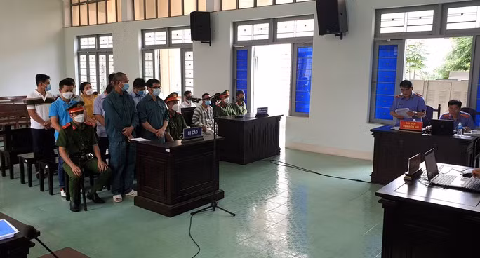 Bị cáo Luyện Xuân Tràng (hàng đầu, đeo kính) nghe Viện KSND luận tội. Ảnh: ĐC Bị cáo Luyện Xuân Tràng (hàng đầu, đeo kính) nghe Viện KSND luận tội. Ảnh: ĐC