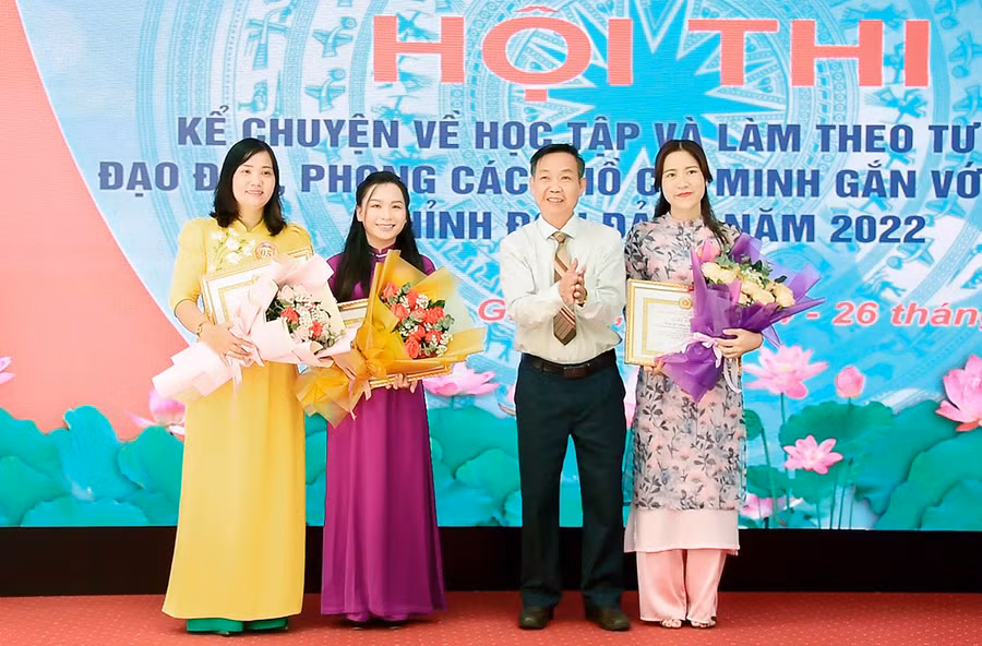 Thí sinh Trần Thị Hồng Thi (bìa phải)-Đảng bộ Báo Gia Lai là một trong 3 thí sinh đạt giải ba của hội thi. Ảnh: Đức Thụy