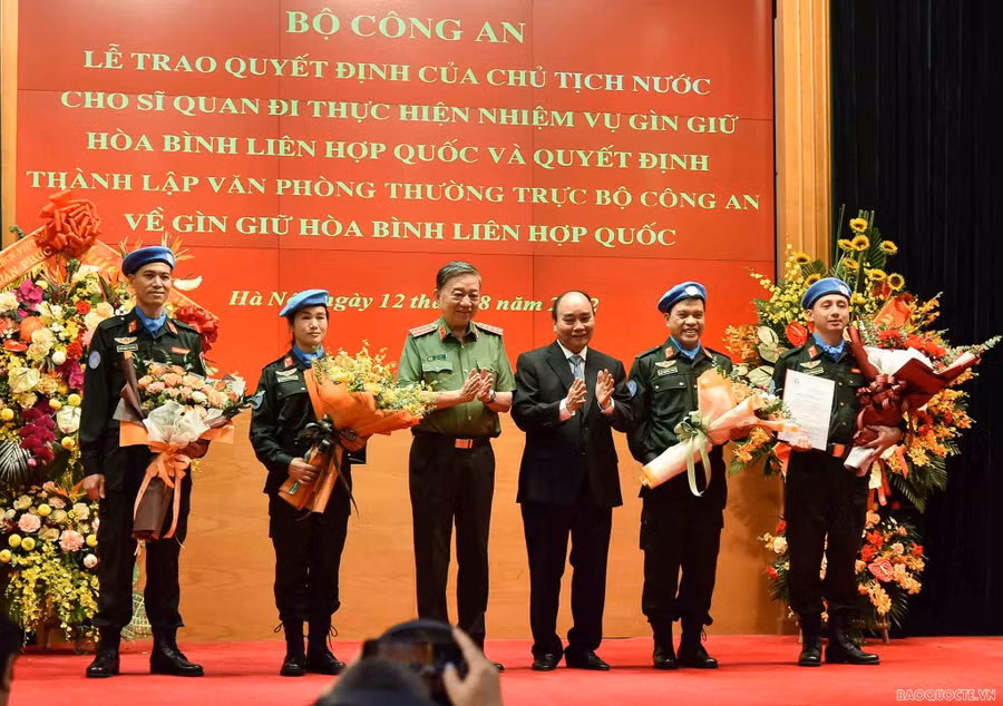 Chủ tịch nước Nguyễn Xuân Phúc trao Quyết định cho Trung tá Nguyễn Ngọc Hải làm nhiệm vụ tại trụ sở Liên hợp quốc và 3 cán bộ đi làm nhiệm vụ tại Phái bộ Liên hợp quốc ở Nam Sudan. Ảnh nguồn Báo Quốc tế