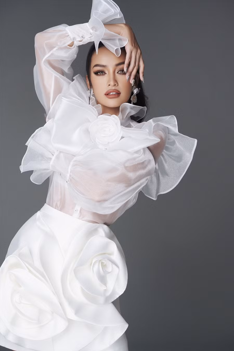 Từ son màu nude, Ngọc Châu thay đổi diện mạo với sắc đỏ thẫm quyến rũ, mang hoa tai đá to bản.
