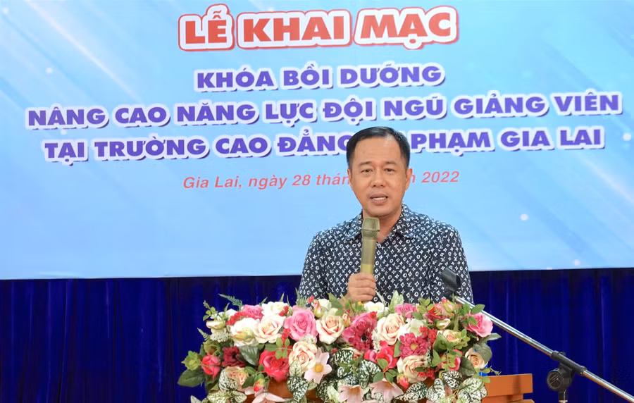 Giáo sư, Tiến sĩ Huỳnh Văn Sơn-Hiệu trưởng Trường Đại học Sư phạm TP. Hồ Chí Minh phát biểu tại lễ khai mạc. Ảnh: Mộc Trà Giáo sư, Tiến sĩ Huỳnh Văn Sơn-Hiệu trưởng Trường Đại học Sư phạm TP. Hồ Chí Minh phát biểu tại lễ khai mạc. Ảnh: Mộc Trà