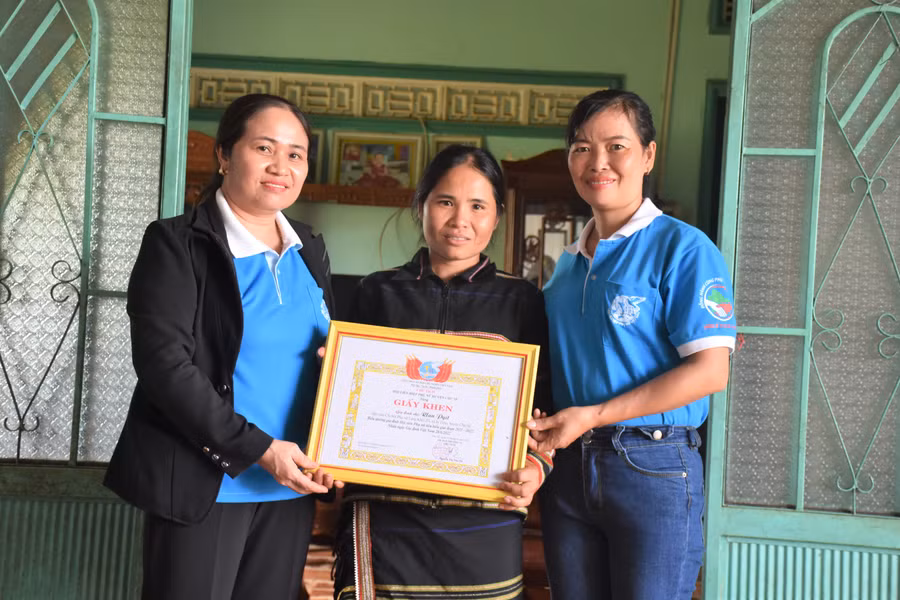 Chị Pyit (giữa) vinh dự được Chủ tịch Hội Liên hiệp phụ nữ huyện Chư Sê tặng giấy khen biểu dương gia đình Hội viên phụ nữ tiêu biểu giai đoạn 2021-2022. Ảnh: Mai Ka