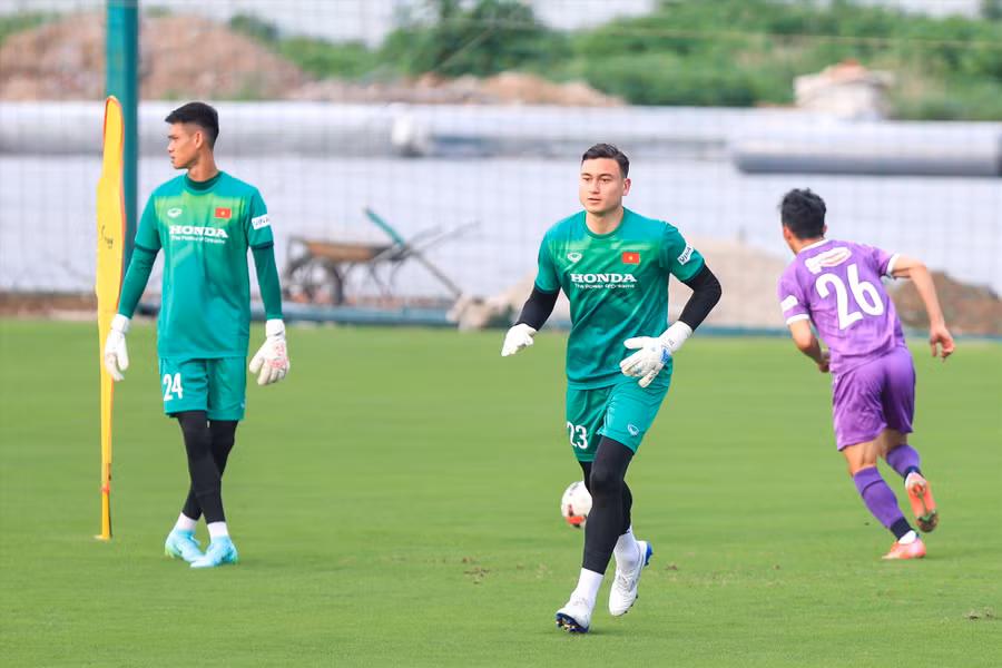 Đặng Văn Lâm sẽ tái hợp với nhiều đồng đội ở đội tuyển Việt Nam, trong đó có thủ môn Vũ Tuyên Quang tại Bình Định. Ảnh: Minh Dân