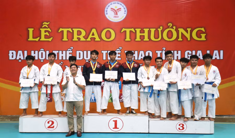 Ban tổ chức trao huy chương cho nội dung quyền đồng đội nữ. Ảnh: Văn Ngọc