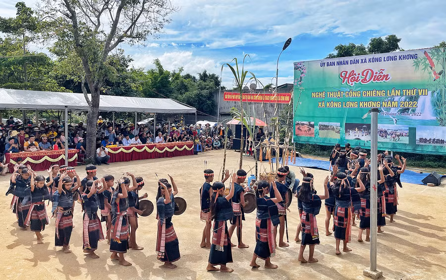  Người Bahnar ở xã Kông Lơng Khơng (huyện Kbang) có nhiều cách làm sáng tạo để gìn giữ, phát huy giá trị di sản văn hóa cồng chiêng. Ảnh: Hoàng Ngọc