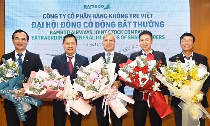 Tân Chủ tịch Nguyễn Ngọc Trọng (giữa) và 4 thành viên vừa được bầu bổ vào HĐQT Bamboo Airways sáng 13-8