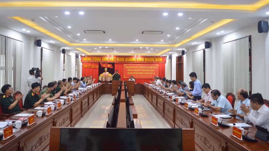 Đoàn Khảo sát số 2-Tổ Biên tập xây dựng Đề án tổng kết Nghị quyết Trung ương 8 khóa XI làm việc với Ban Thường vụ Tỉnh ủy. Ảnh: Anh Huy