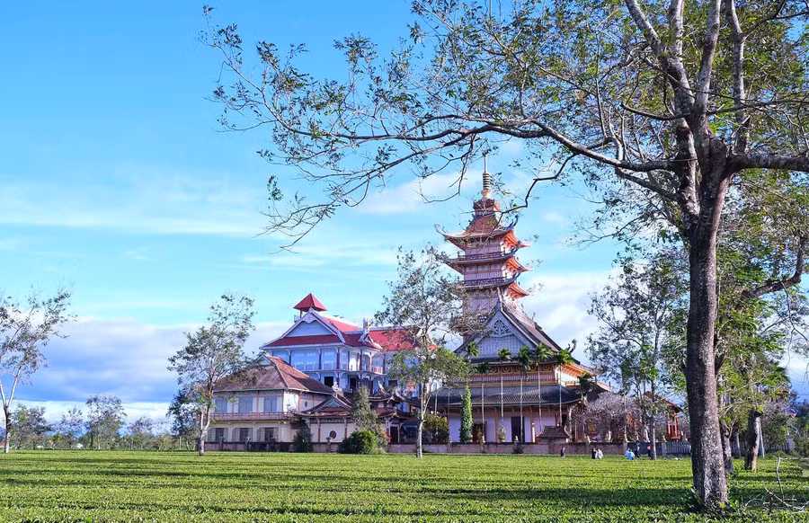 Chùa cổ Bửu Minh an tĩnh giữa cánh đồng chè trăm tuổi là một trong những điểm du lịch hấp dẫn của Gia Lai. Ảnh: Hoàng Ngọc